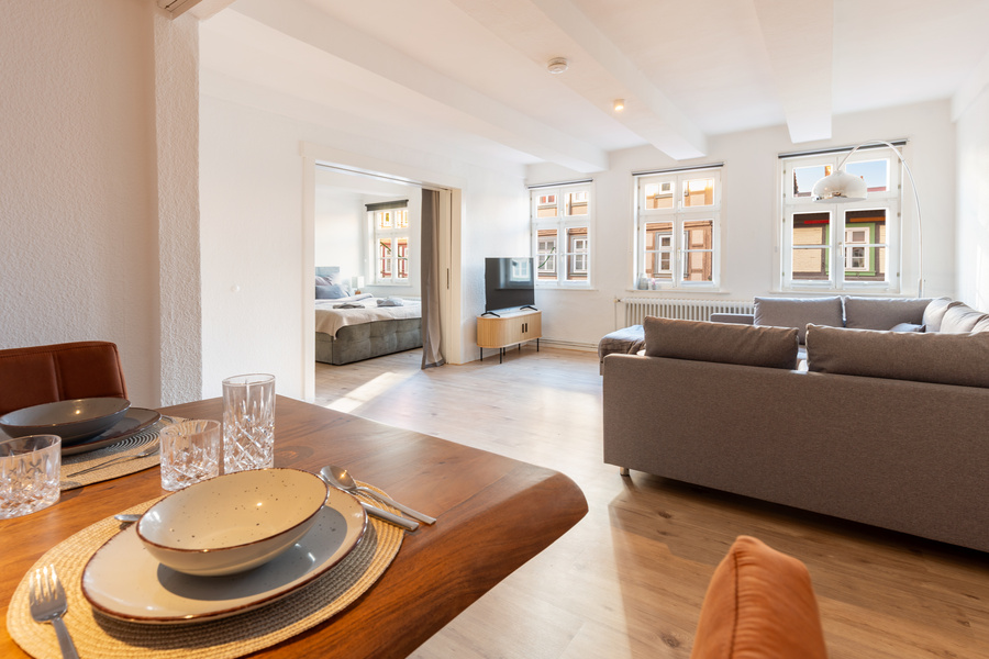 Wohnzimmer mit Smart-TV und Sitzecke