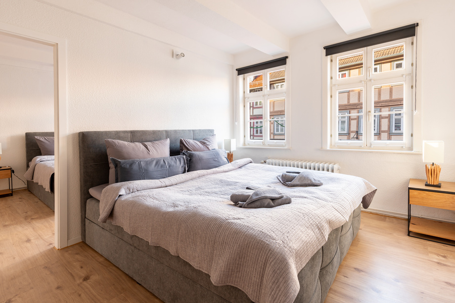 Ruhiges Schlafzimmer mit hochwertiger Bettwäsche