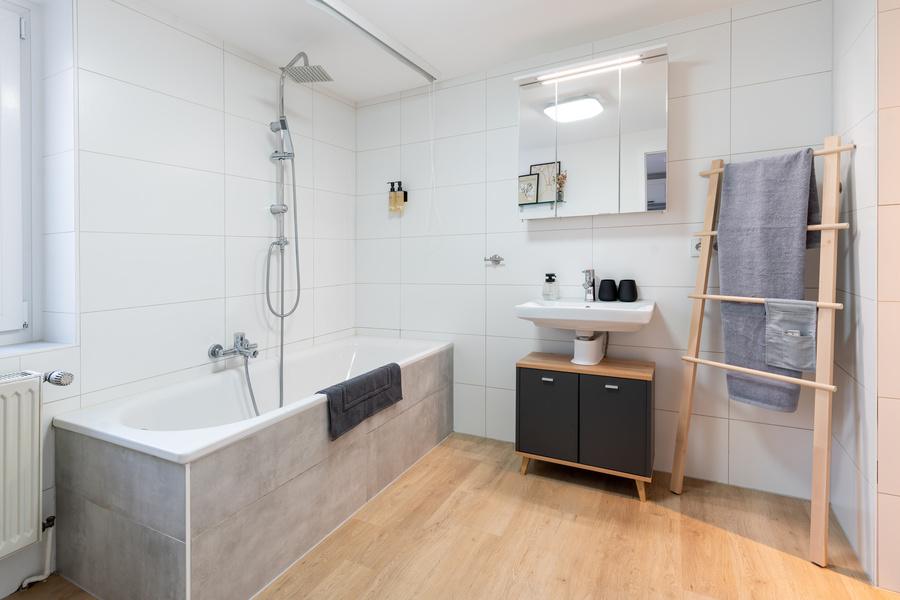 Modernes Badezimmer mit Badewanne